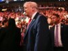 Trump ha salutato all’UFC 327 nella prima apparizione a un evento sportivo dall’inizio della guerra con l’Iran