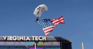 Paracadutista salvato dopo essersi schiantato contro il tabellone segnapunti durante la partita del Virginia Tech