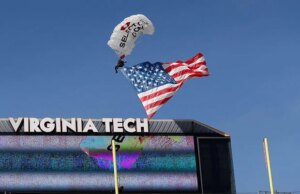 Paracadutista salvato dopo essersi schiantato contro il tabellone segnapunti durante la partita del Virginia Tech