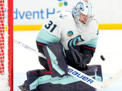 Il portiere dei Kraken Philipp Grubauer esce contro i Jets per un infortunio alla parte inferiore del corpo