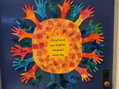 Segni di compassione da parte dei compagni di classe di un bambino sordo di prima elementare