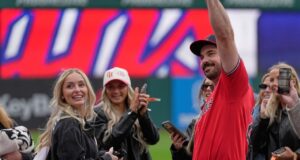 Austin Hedges dei Guardiani si impegna sul campo dopo la partita