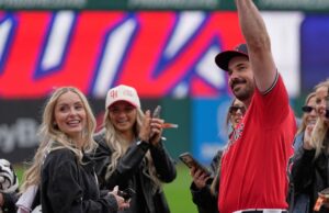 Austin Hedges dei Guardiani si impegna sul campo dopo la partita