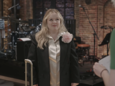 Nicola Coughlan è goffamente nostalgico nella scenetta promozionale di SNL UK