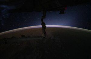 Guarda una cometa luminosa che fotografa il sole su una fotocamera meteorologica spaziale