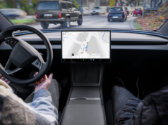 Tesla afferma che FSD Lite arriverà sulle auto più vecchie a livello globale, ma i tempi sono incerti