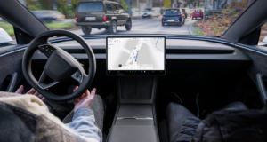 Tesla afferma che FSD Lite arriverà sulle auto più vecchie a livello globale, ma i tempi sono incerti