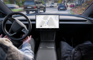 Tesla afferma che FSD Lite arriverà sulle auto più vecchie a livello globale, ma i tempi sono incerti