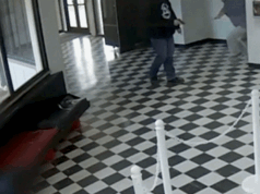 Un nuovo video mostra il preside di una scuola superiore dell’Oklahoma che affronta un uomo armato che ha aperto il fuoco all’interno della scuola