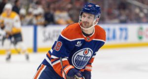 Zach Hyman degli Oilers torna in formazione contro Canucks