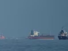 Il cacciatorpediniere della Marina americana intercetta due petroliere che cercano di lasciare Hormuz; ordina loro di tornare indietro