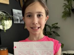 Una ragazza chiede a Plutone di riacquistare il suo status di pianeta. Capo della NASA: Stiamo esaminando la cosa.