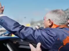 Guarda: “Succo di pomodoro” lanciato al principe ereditario iraniano in esilio Reza Pahlavi in Germania