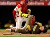 Jake Cronenworth prende in faccia una palla veloce a 96 mph, rimane in gioco mentre i Padres si radunano per battere gli Angels