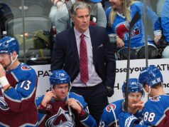 L’allenatore dell’Avalanche Jared Bednar salterà il viaggio dopo essere stato colpito dal disco