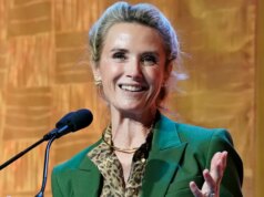 La moglie di Gavin Newsom cube di aver regalato ai suoi ragazzi delle bambole con cui giocare nella clip riemersa