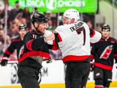 I playoff della NHL iniziano con il botto quando la stella del Crew USA Brady Tkachuk lascia cadere i guanti durante l’ingaggio di apertura