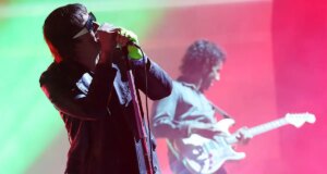 Gli Strokes concludono il secondo weekend del Coachella con un video politicamente carico che prende di mira la CIA e il governo degli Stati Uniti