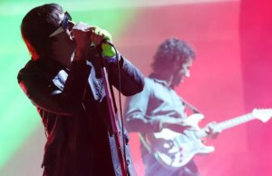 Gli Strokes concludono il secondo weekend del Coachella con un video politicamente carico che prende di mira la CIA e il governo degli Stati Uniti