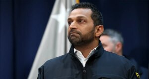 Perché Kash Patel ha trasmesso al mondo i suoi presunti problemi con l’alcol, nonostante le smentite, facendo causa all’Atlantico