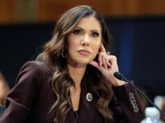 Kristi Noem “devastata” dalla storia delle attività on-line di suo marito