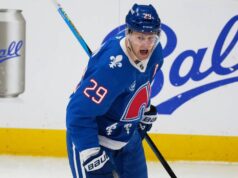 La stella di Avalanche Nathan MacKinnon diventa il primo a segnare 50 gol in questa stagione