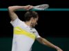 Daniil Medvedev batte la racchetta sette volte nella sconfitta per 6-0, 6-0