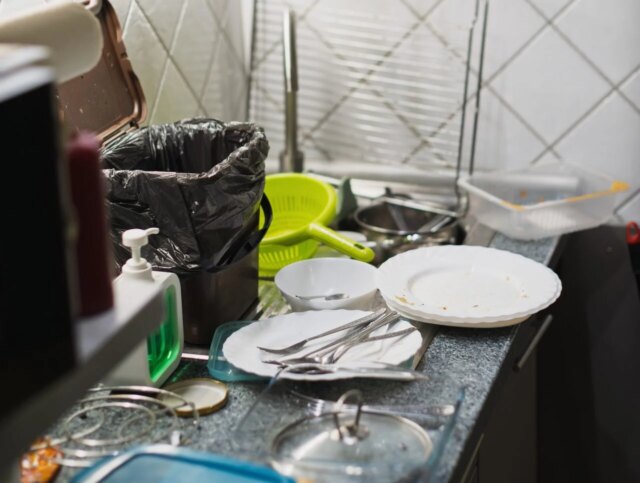messy-kitchen-1280x965.jpg