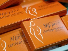La pillola abortiva mifepristone rimane disponibile per posta per ora poiché la FDA deve affrontare una scadenza per la revisione di 6 mesi