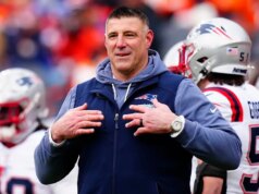 L’ex stella della NFL Shawne Merriman reagisce mentre Mike Vrabel dei Patriots è coinvolto nello scandalo