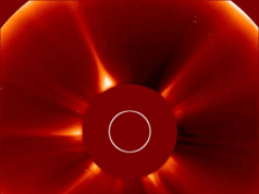 Guarda una cometa che viene fatta a pezzi dal sole e diventa un fantasma senza testa