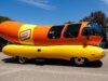 Gli studenti delle scuole superiori del Kansas portano la Oscar Mayer Wienermobile da 27 piedi al ballo di positive anno