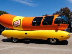 Gli studenti delle scuole superiori del Kansas portano la Oscar Mayer Wienermobile da 27 piedi al ballo di positive anno