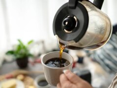 Secondo uno studio, la tua abitudine quotidiana al caffè potrebbe tranquillamente rimodellare il tuo intestino e il tuo umore