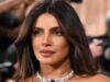 Priyanka Chopra Jonas porta Hanuman Chalisa, nazar battu nella sua borsa