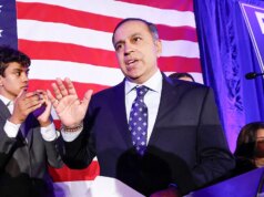 Il parlamentare democratico suscita indignazione on-line per aver incolpato la scarsa approvazione di Trump per la sparatoria alla cena WHCA