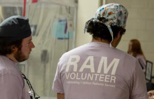 Gli americani aspettano da un giorno all’altro per avere accesso all’assistenza sanitaria gratuita mentre i costi salgono “fuori portata”