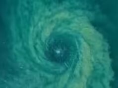 Rari twister sottomarini si formano con un forte movimento circolare al largo di Manly Seaside in Australia | Orologio