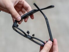 Gli occhiali intelligenti hanno finalmente trovato un caloroso abbraccio: il teatro