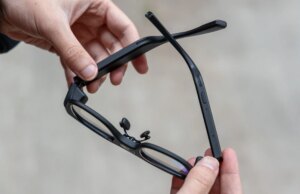 Gli occhiali intelligenti hanno finalmente trovato un caloroso abbraccio: il teatro