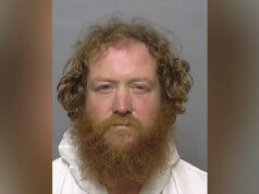 Un uomo della Florida avrebbe sparato alla donna al collo, trascinandola di nuovo dentro prima di nascondersi nella piscina del cortile