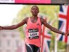 Il keniano Sabastian Sawe diventa il primo a correre una maratona sotto le due ore
