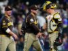 Un tifoso della MLB riesce a catturare una palla foul sfidando la morte durante la partita Padres-Rockies