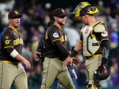 Un tifoso della MLB riesce a catturare una palla foul sfidando la morte durante la partita Padres-Rockies