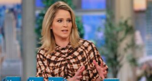 Il co-conduttore di “The View” sostiene che le critiche dello present sull’avere figli sono state “fraintese”