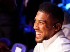 Joshua fa la prima apparizione pubblica dopo la morte degli amici per sostenere Chisora