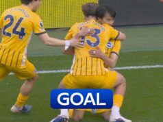 “Che gol!” – Lo STUPEFACENTE tiro al volo di Mitoma porta il Brighton al livello prima dell’intervallo!