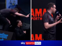 “Sarai buttato fuori!” | L’arbitro delle freccette affronta di nuovo i fischiatori!