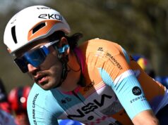 Ciclista squalificato per aver preso a pugni in testa un compagno durante la gara