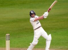 Pope e Crawley lottano nel giorno di apertura del campionato della contea